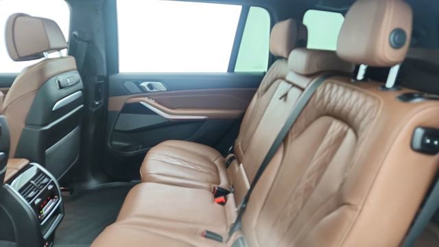 Used 2025 BMW X7 M60i image 34