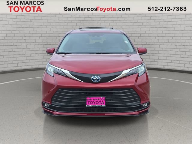 Used 2025 Toyota Sienna XLE image 2