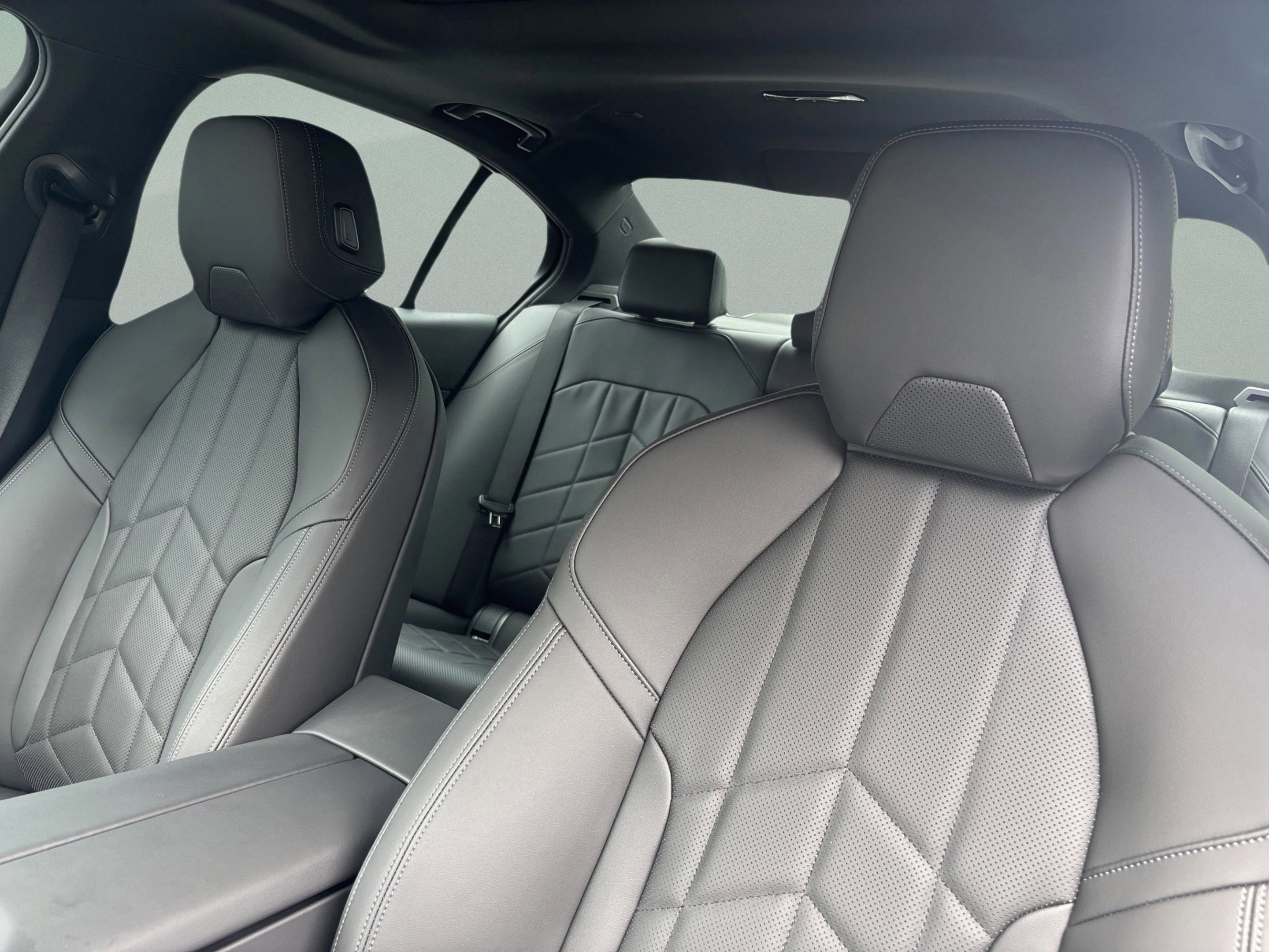 Used 2025 BMW i5 eDrive40i w/ Premium Package image 21