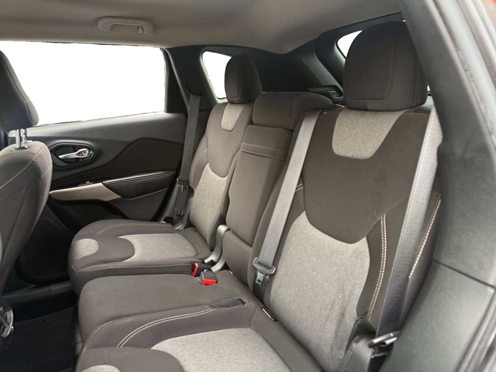 Used 2018 Jeep Cherokee Latitude w/ Altitude Package image 13