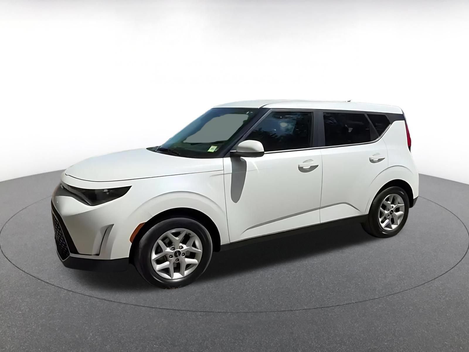 Used 2025 Kia Soul LX w/ LX Technology Package FWD image 8