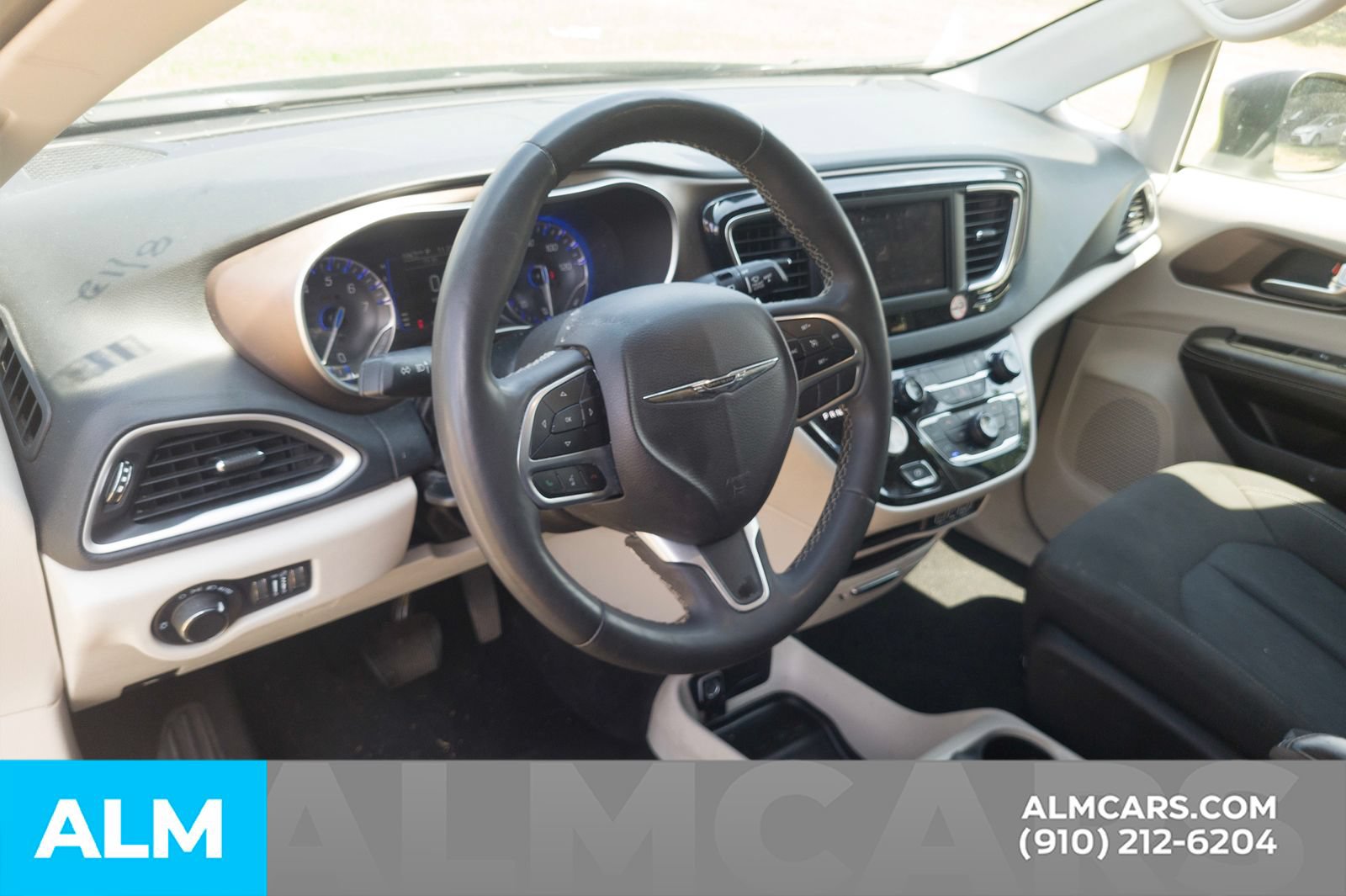 Used 2022 Chrysler Voyager LX FWD image 5