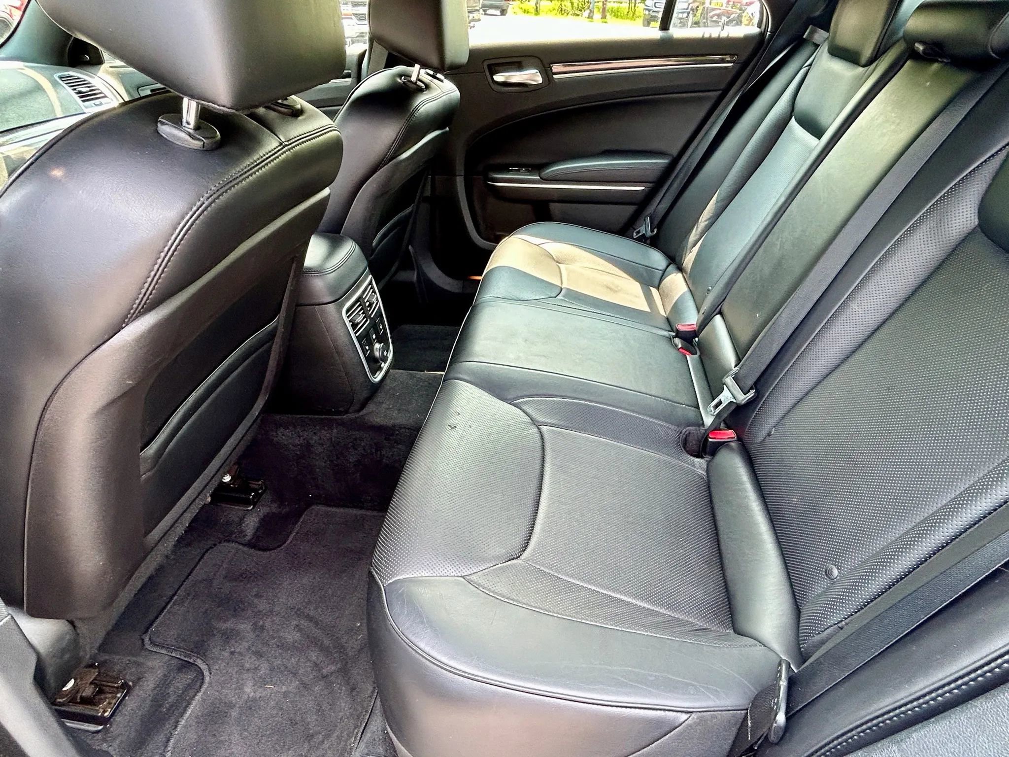 Used 2014 Chrysler 300 C w/ Light Group image 13