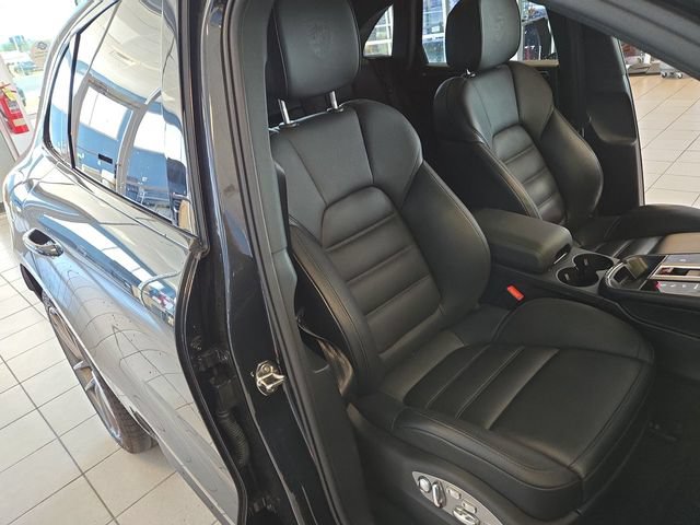 Used 2025 Porsche Macan AWD/4WD image 25
