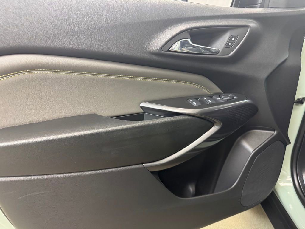 Used 2025 Chevrolet Trax ACTIV w/ Sunroof Package image 8