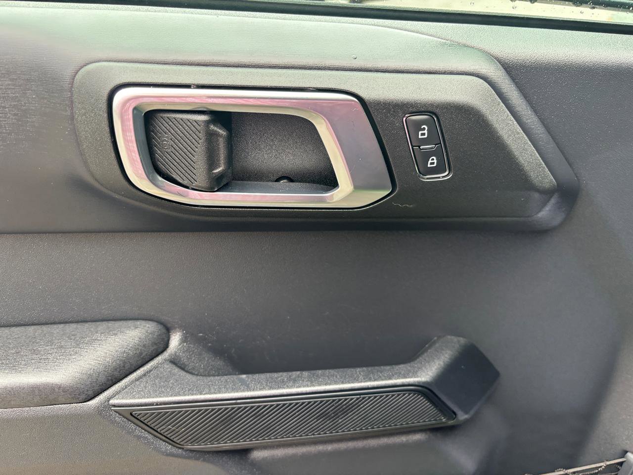 Used 2025 Ford Bronco Badlands image 8