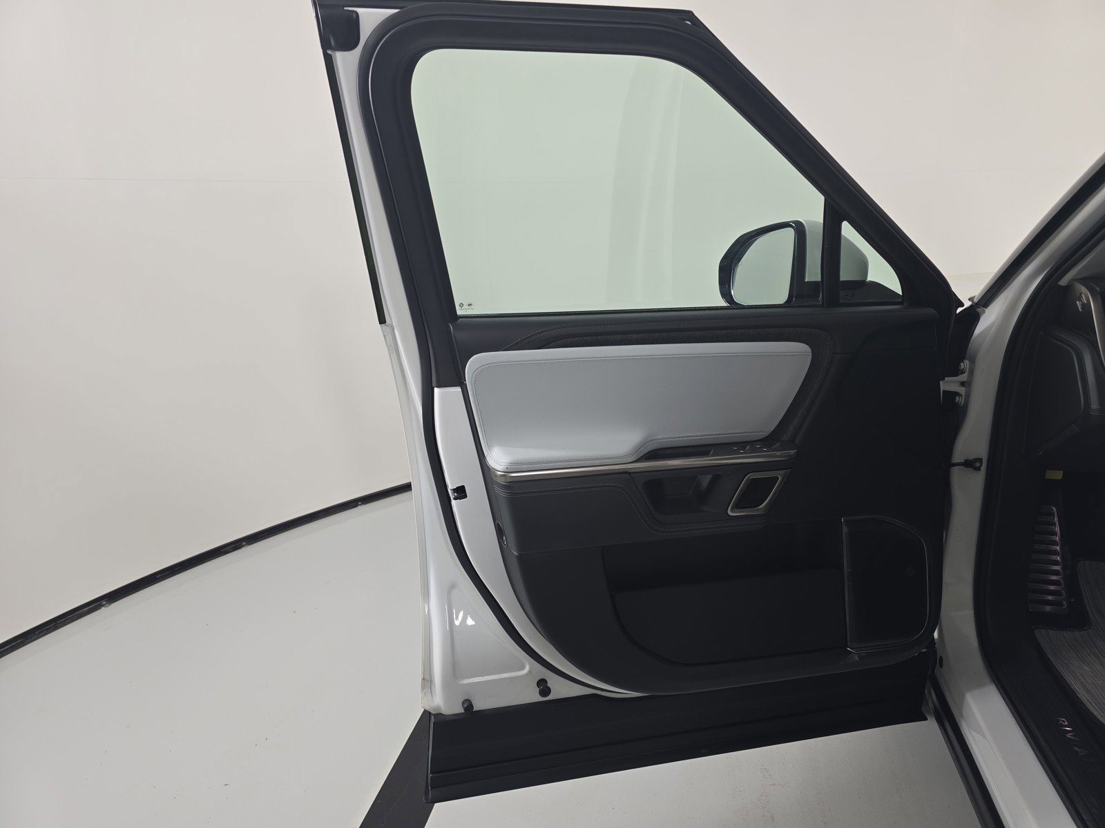 Used 2023 Rivian R1S Adventure image 12