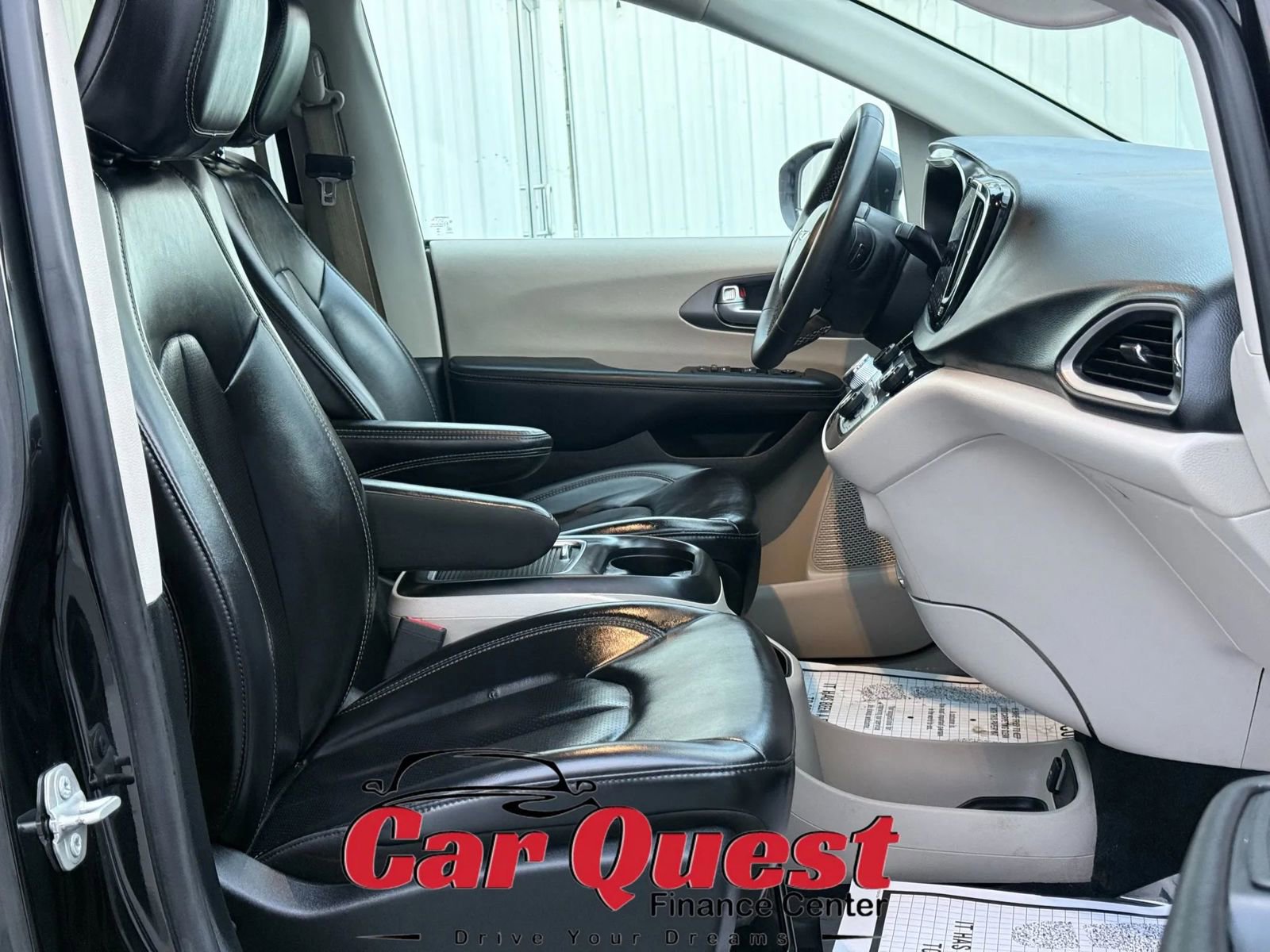 Used 2023 Chrysler Pacifica Touring-L FWD image 19