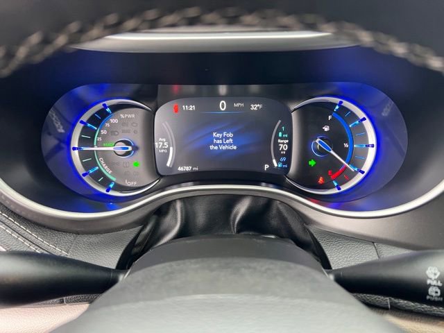 Used 2024 Chrysler Pacifica Select image 16