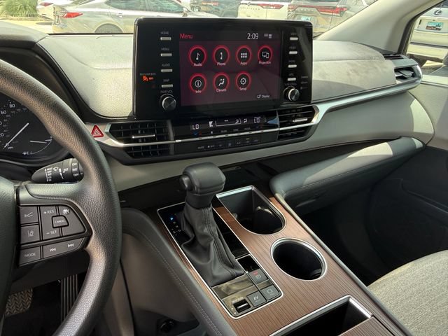 Used 2023 Toyota Sienna LE w/ LE Plus Package FWD image 19
