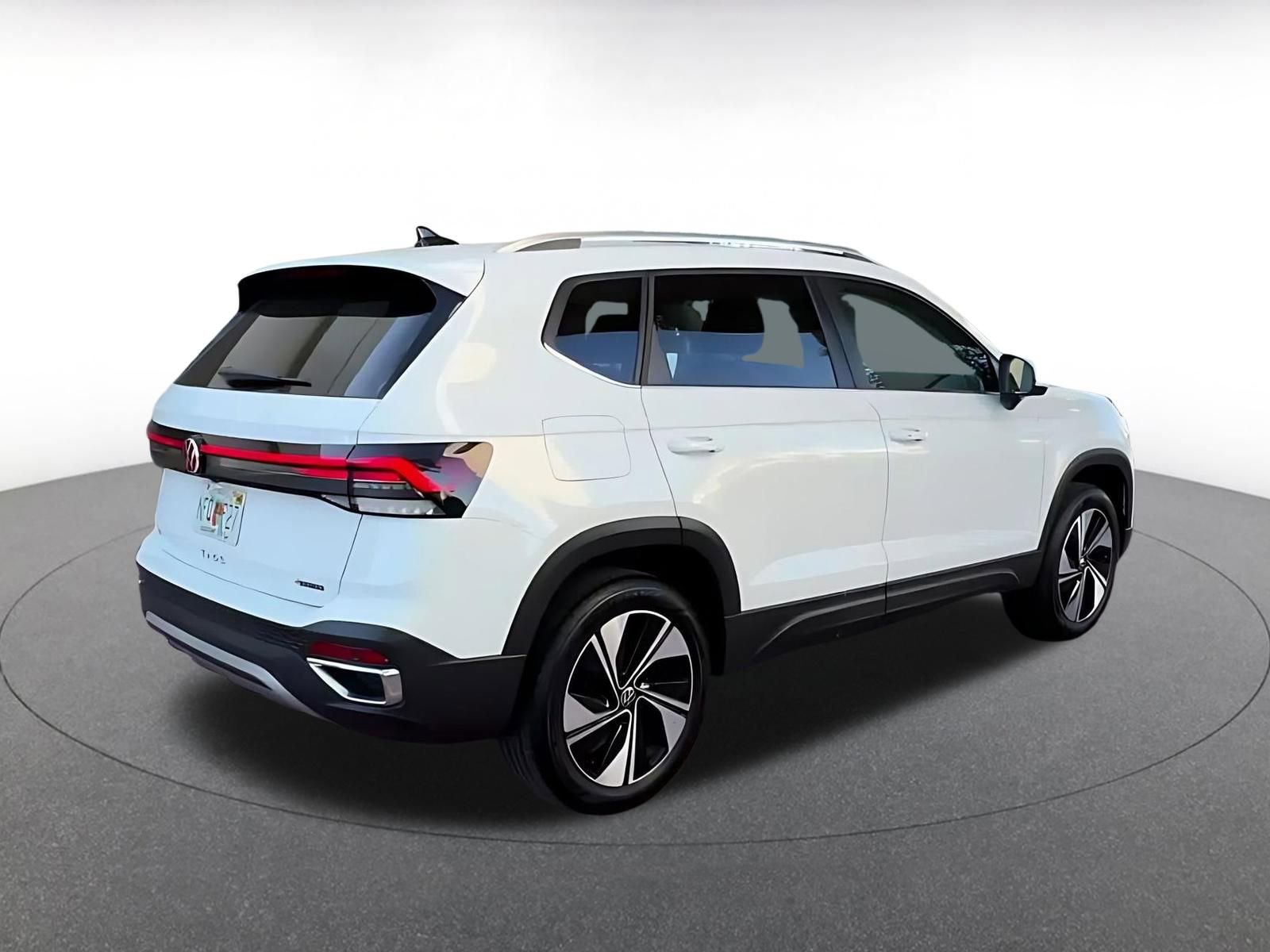 Used 2025 Volkswagen Taos SE image 14