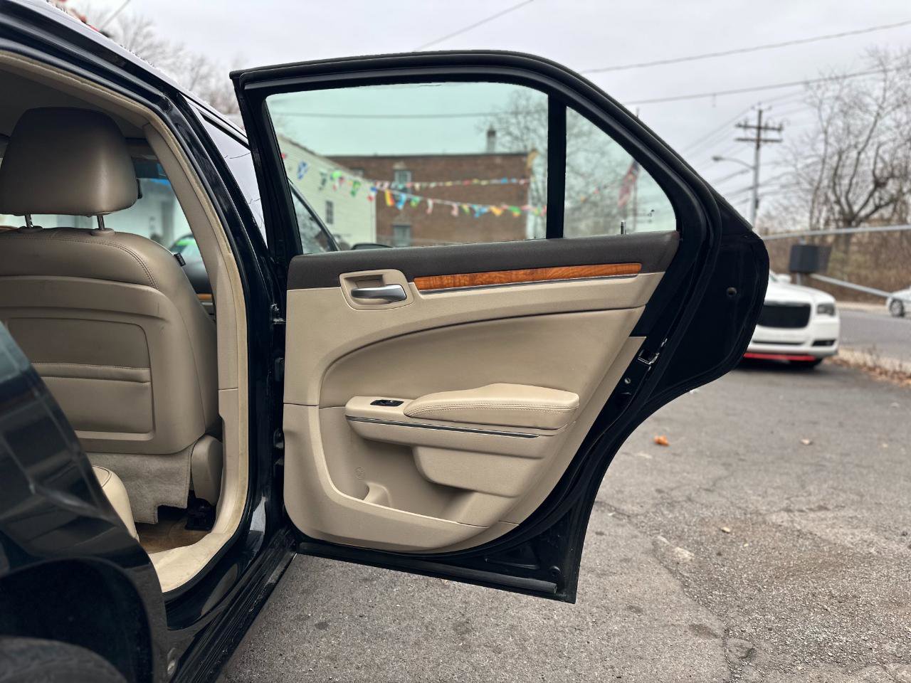 Used 2014 Chrysler 300 C image 42