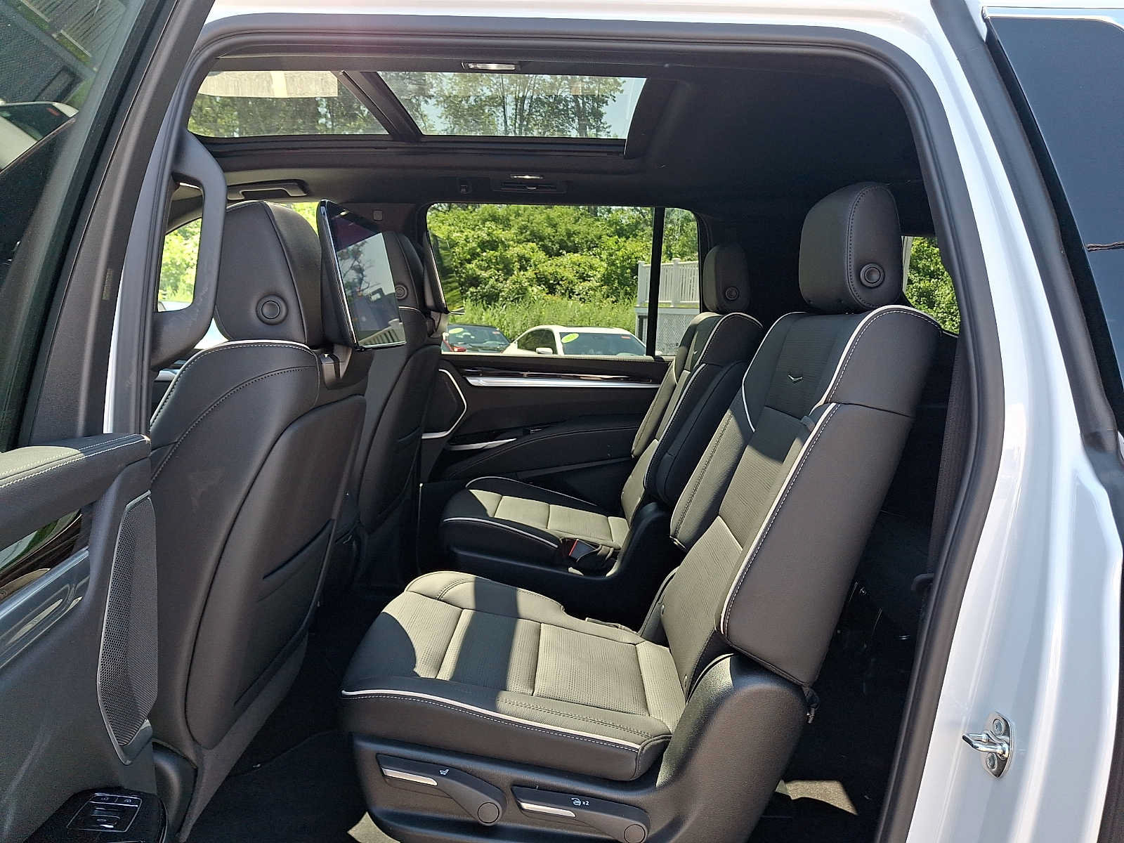 Used 2026 Cadillac Escalade ESV Luxury w/ Touring Package AWD/4WD image 10