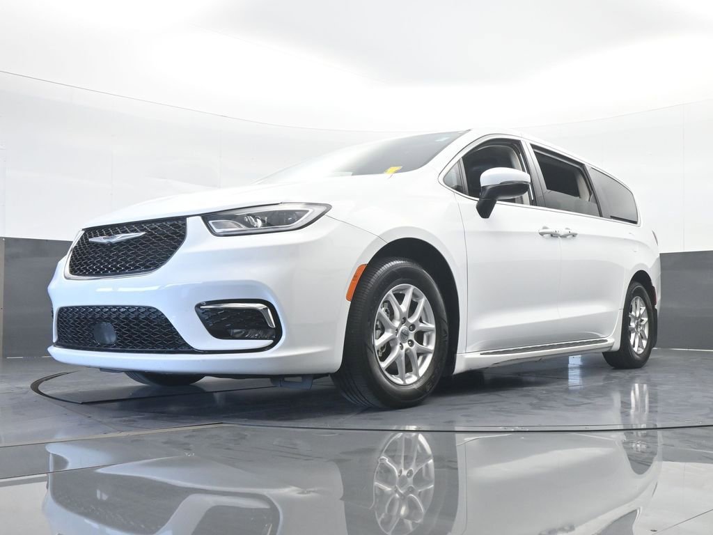 Used 2023 Chrysler Pacifica Touring-L image 57