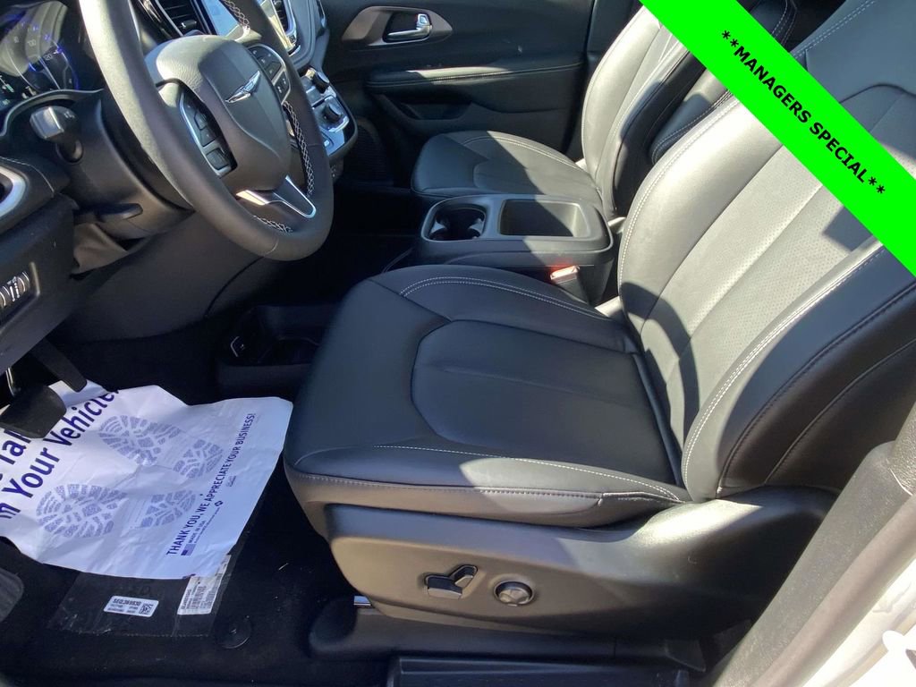 New 2026 Chrysler Pacifica Select image 6
