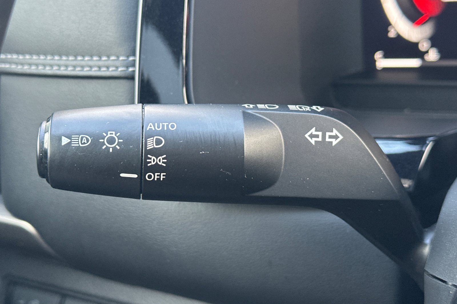 Used 2023 Nissan Pathfinder Platinum image 40