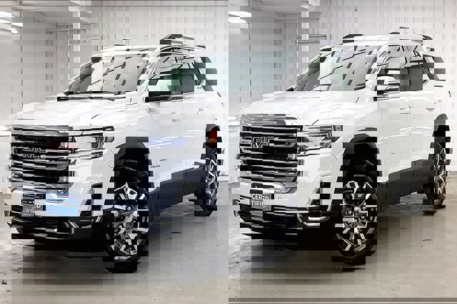 Used 2023 GMC Acadia SLE w/ Driver Convenience Package image 2
