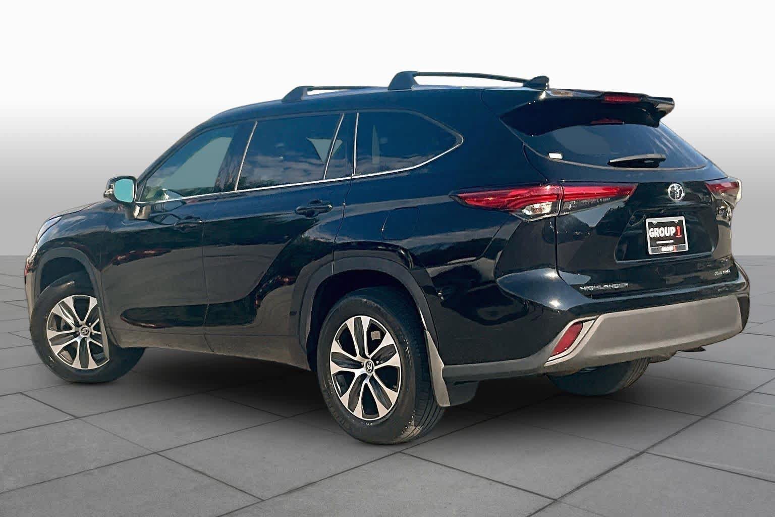 Used 2020 Toyota Highlander XLE AWD/4WD image 12