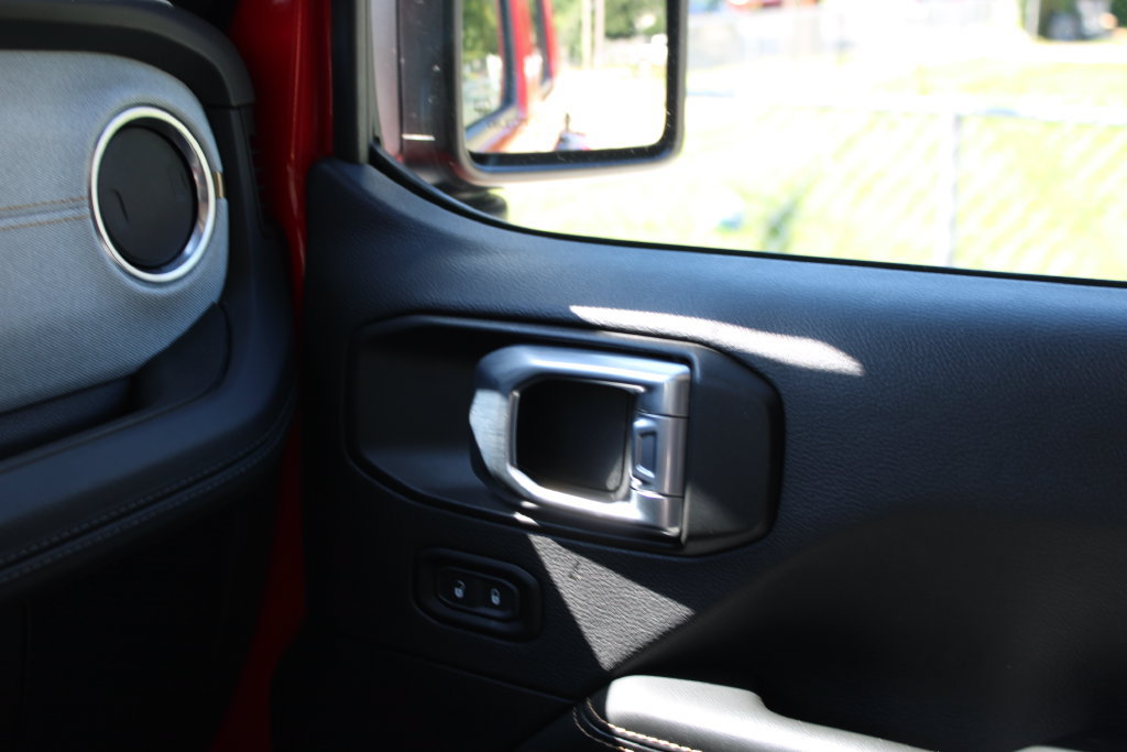 Used 2024 Jeep Wrangler Unlimited Sahara AWD/4WD image 18