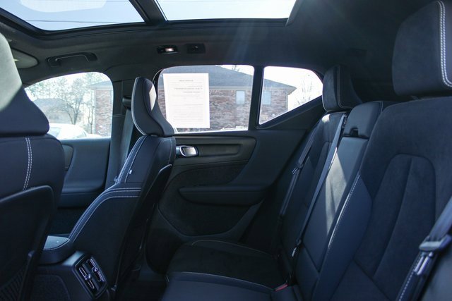 Used 2025 Volvo XC40 B5 Plus image 33