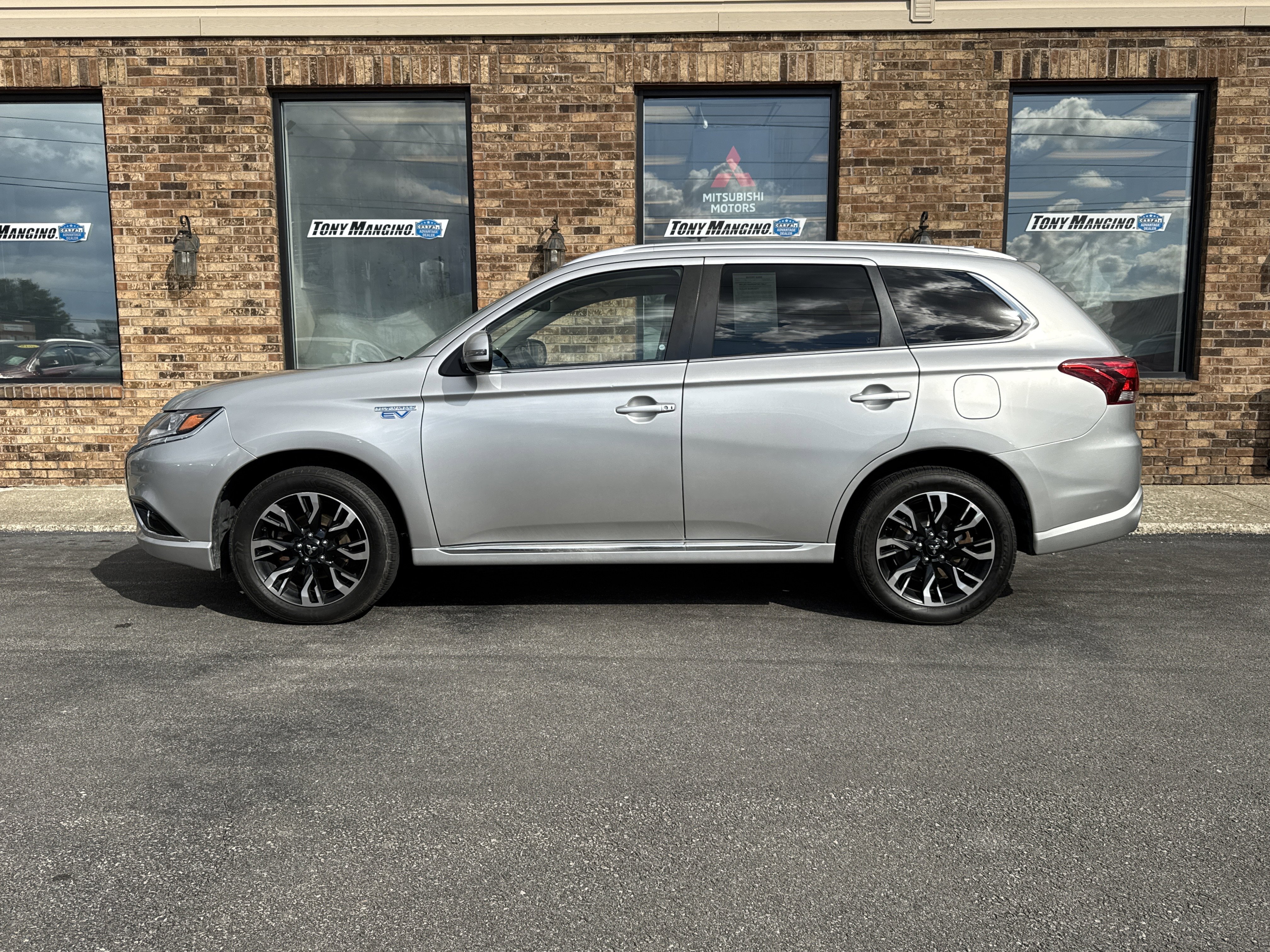 Used 2018 Mitsubishi Outlander SEL AWD/4WD image 2