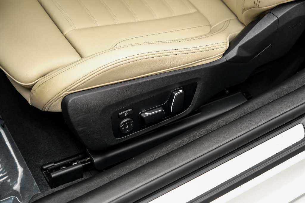 Used 2025 BMW M440i Convertible w/ Premium Package RWD image 43