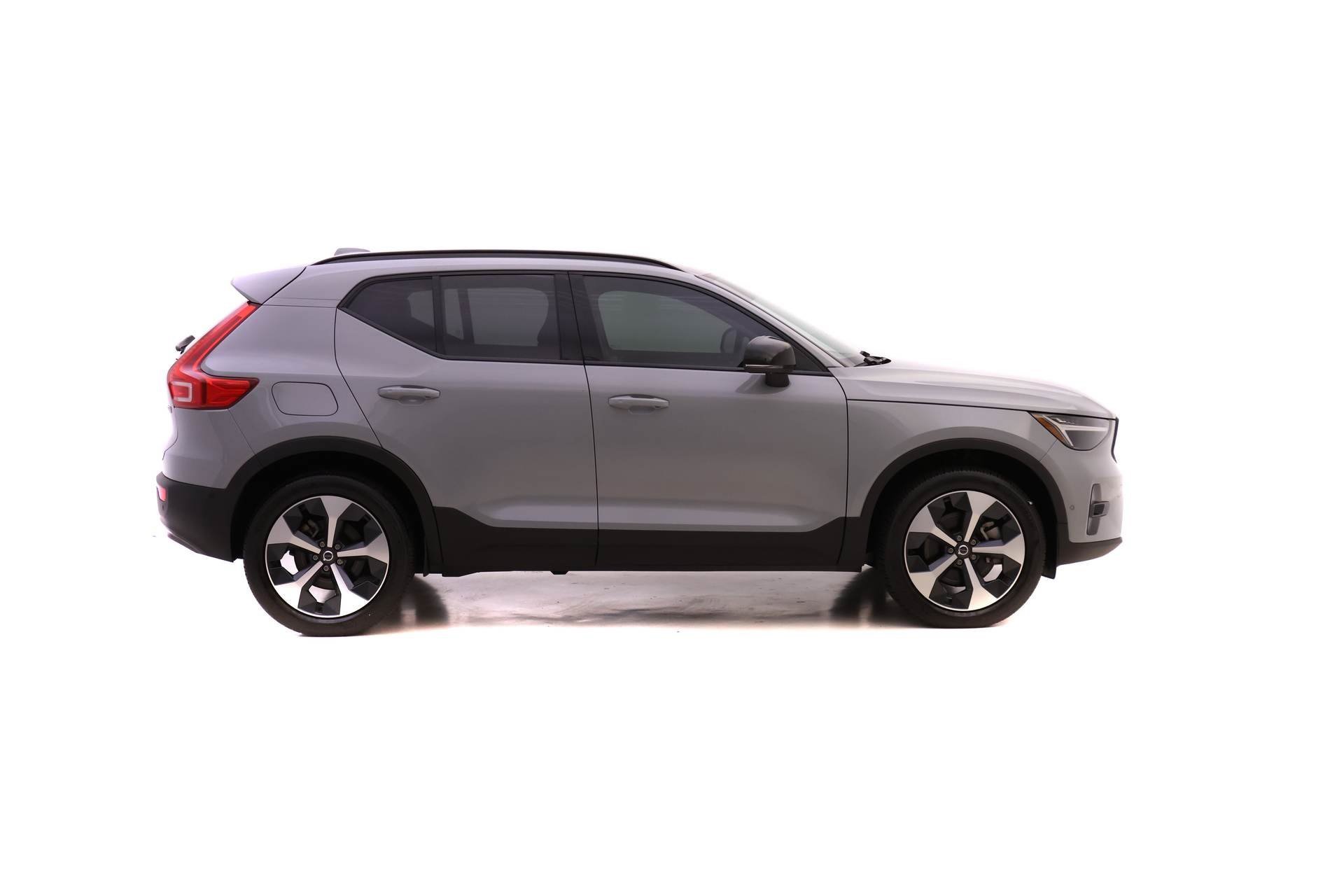 Certified 2024 Volvo XC40 B5 Plus image 3