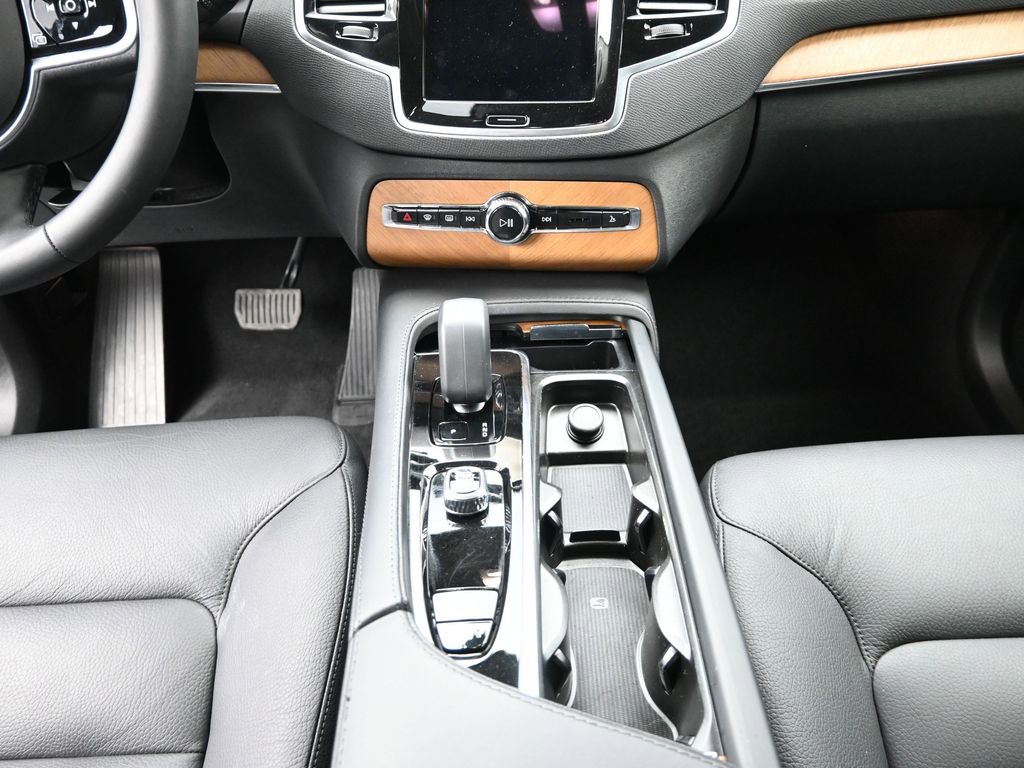 Used 2023 Volvo XC90 B6 Plus image 15