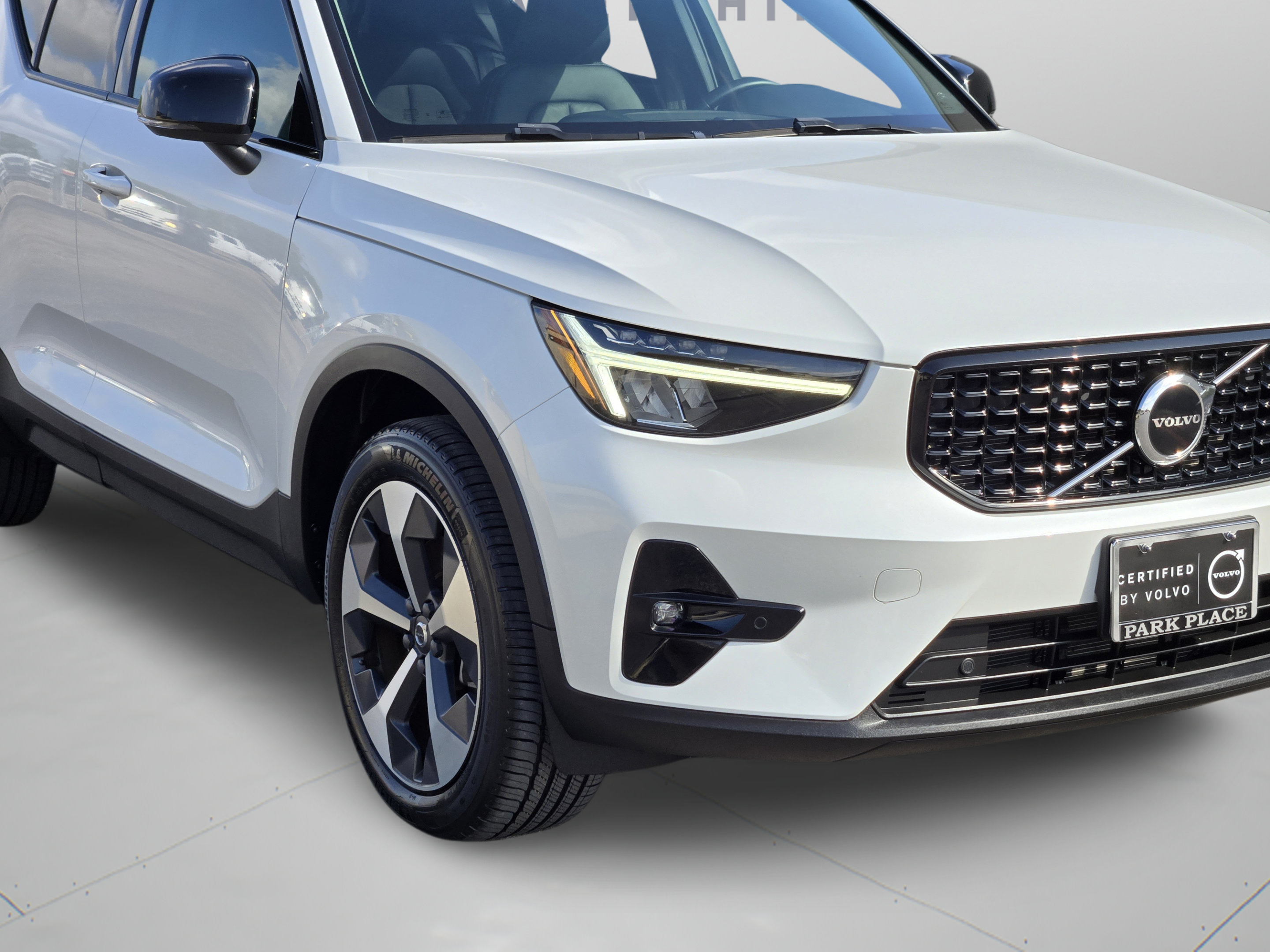 Used 2023 Volvo XC40 B4 Plus w/ Protection Package Premier FWD image 33