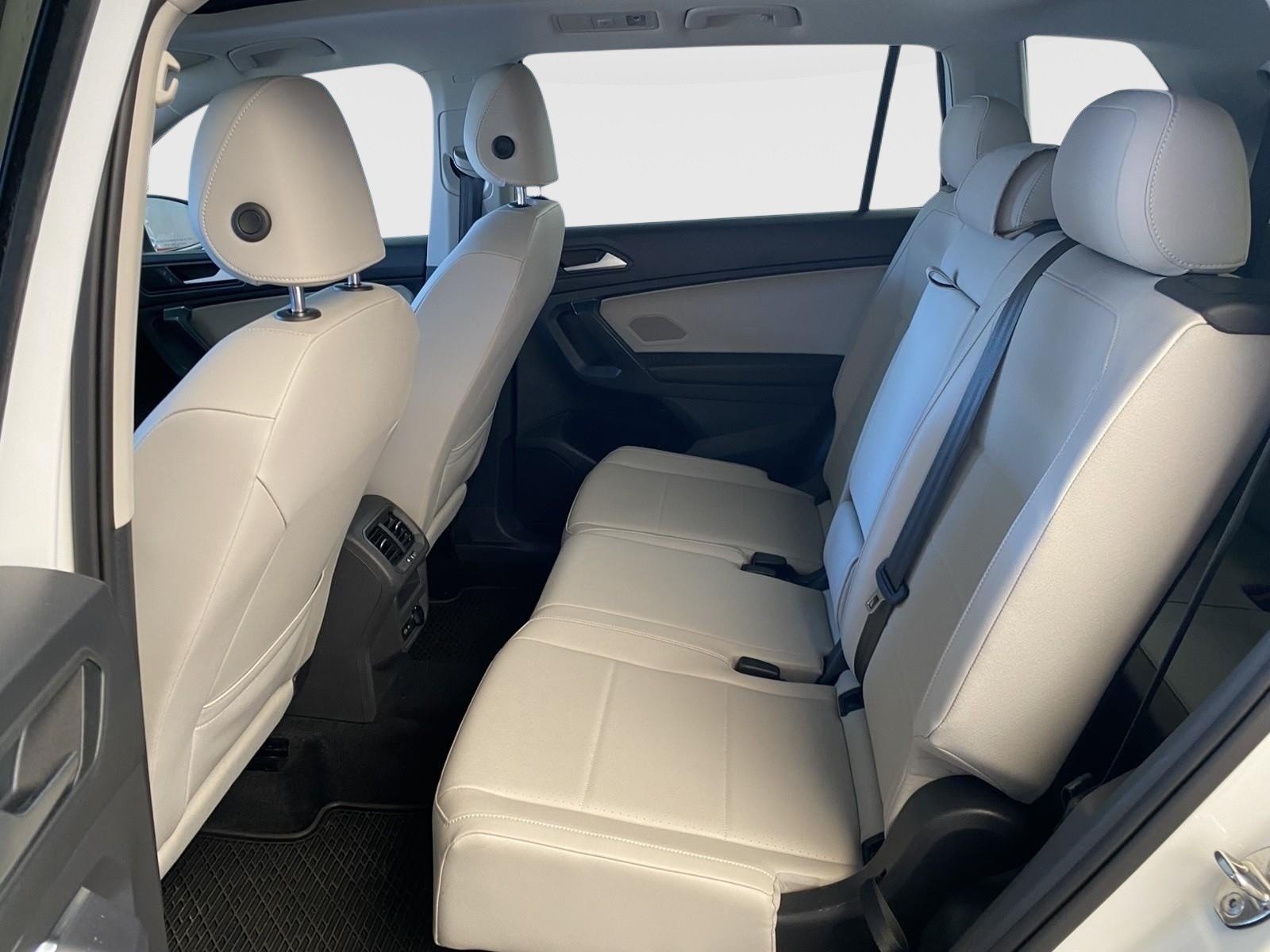 Used 2021 Volkswagen Tiguan SEL w/ 3rd Row Seat Package AWD/4WD image 17