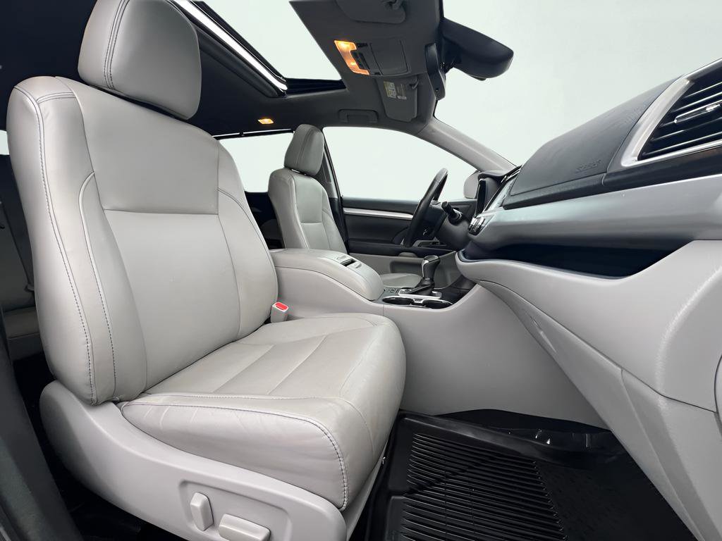 Used 2018 Toyota Highlander XLE image 32
