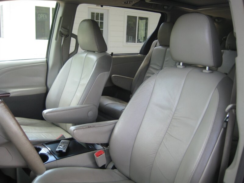 Used 2011 Toyota Sienna Limited w/ Premium Pkg AWD/4WD image 19
