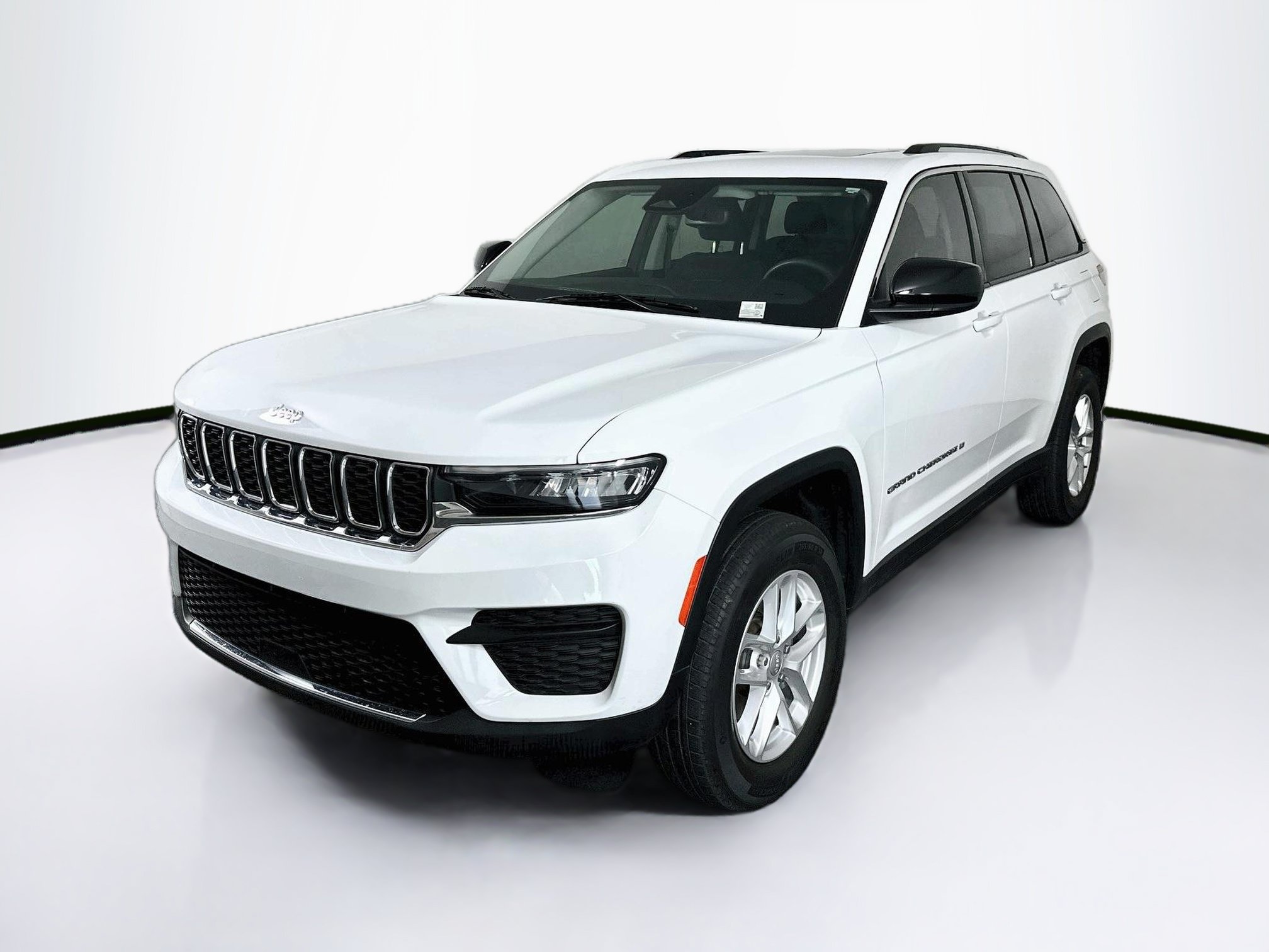 Used 2023 Jeep Grand Cherokee Laredo w/ Luxury Tech Group I AWD/4WD image 3