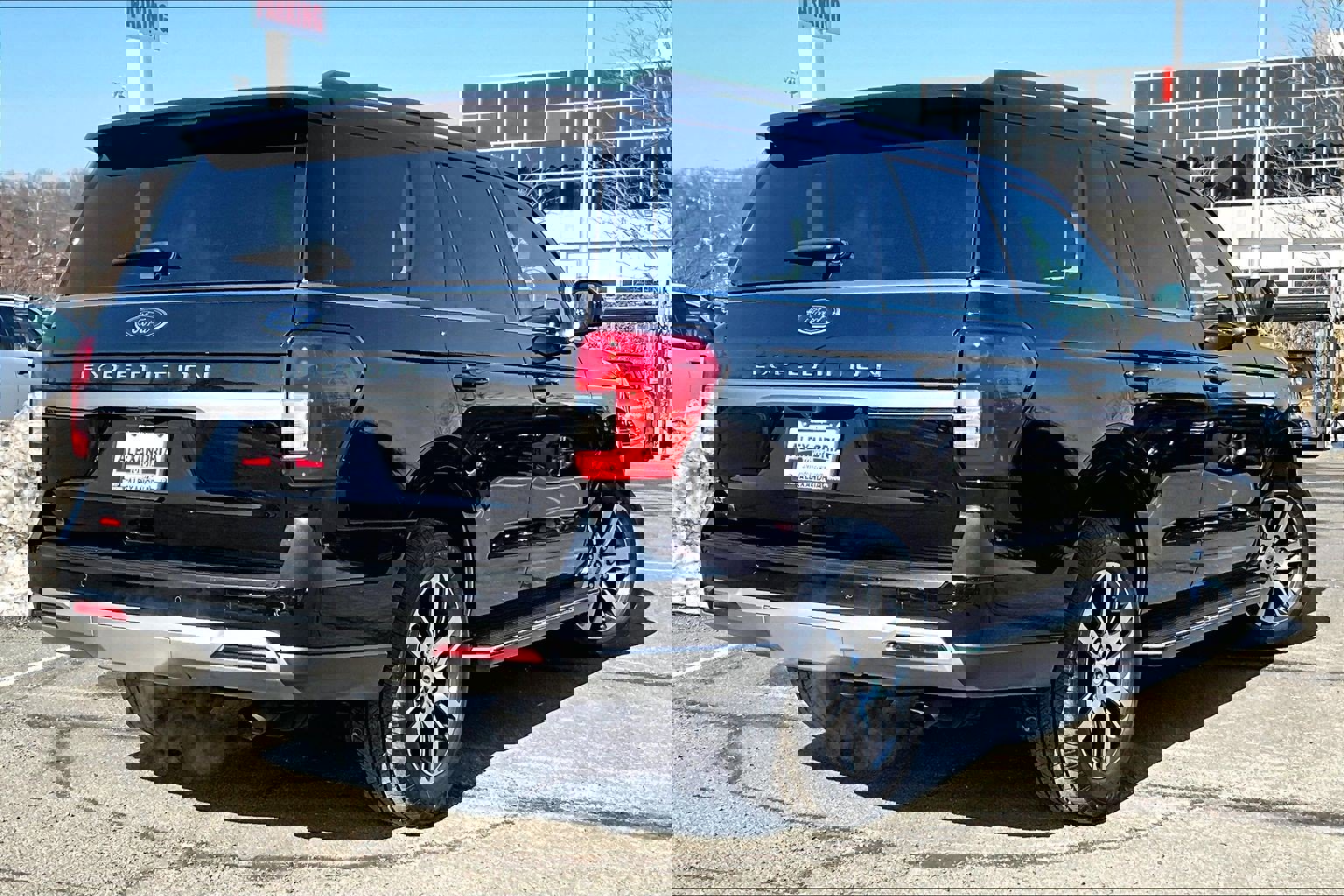 Used 2023 Ford Expedition XLT image 12