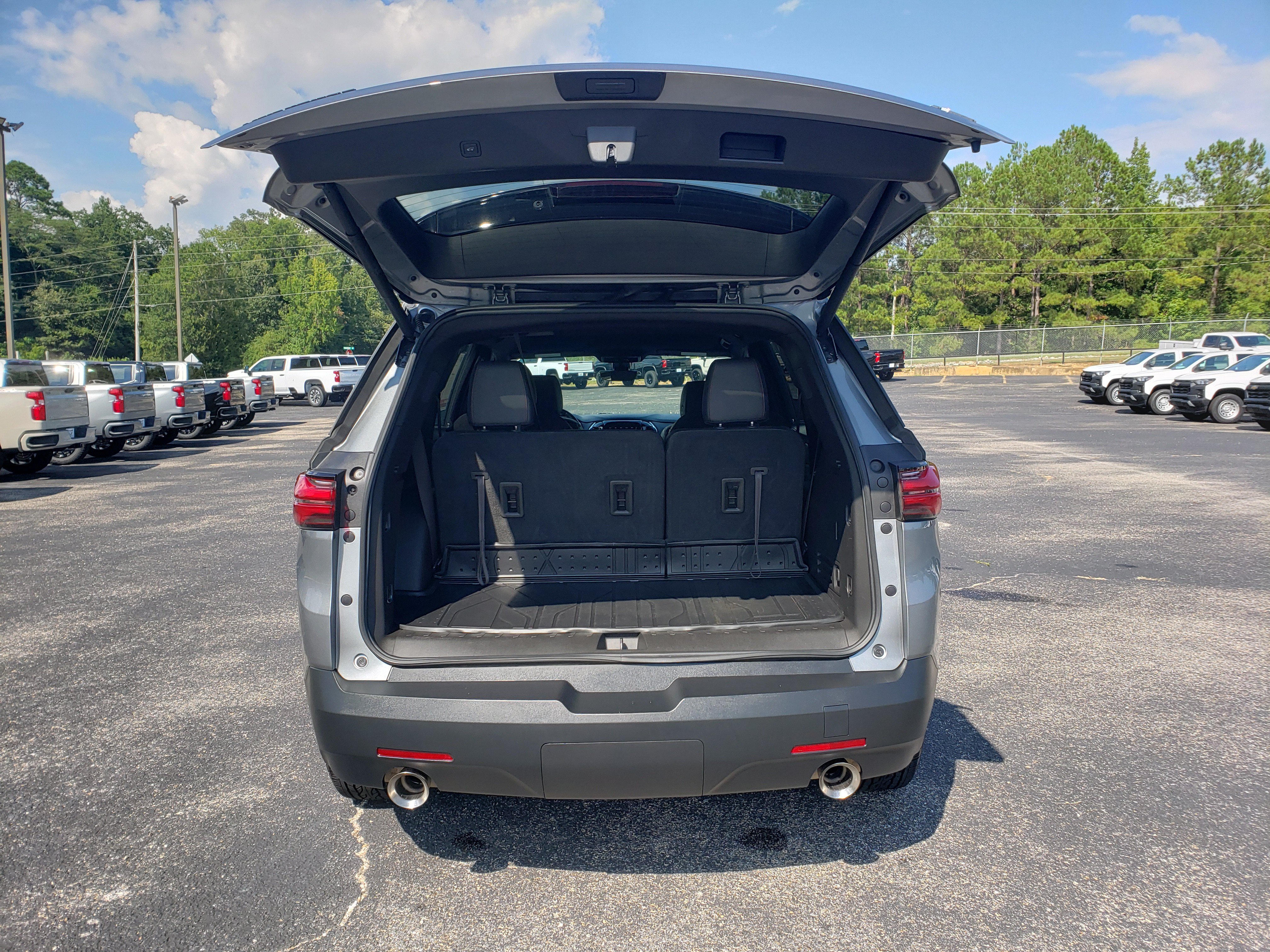 Used 2023 Chevrolet Traverse RS w/ LPO, Floor Liner Package FWD image 9