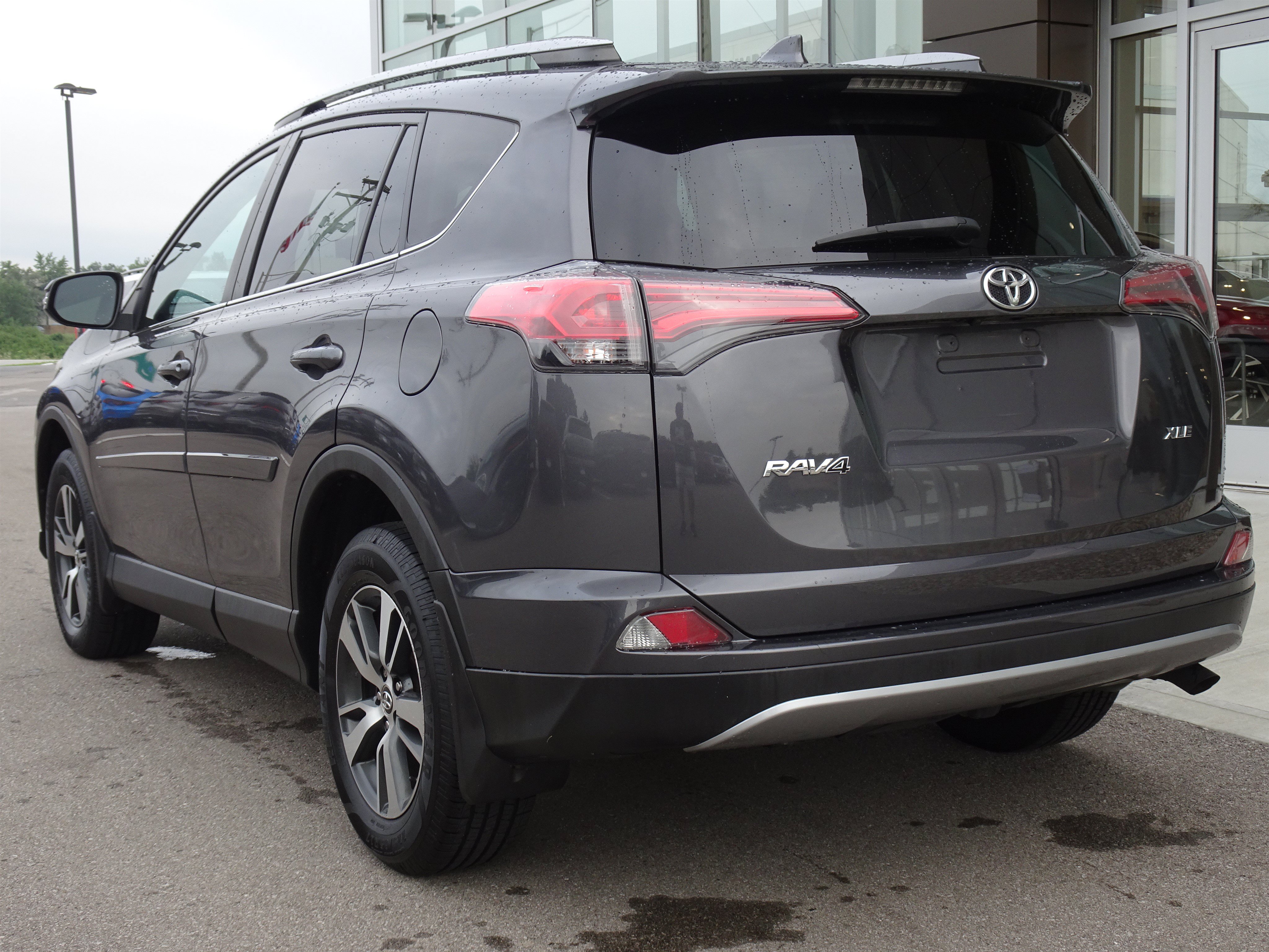 Used 2017 Toyota RAV4 XLE FWD image 3