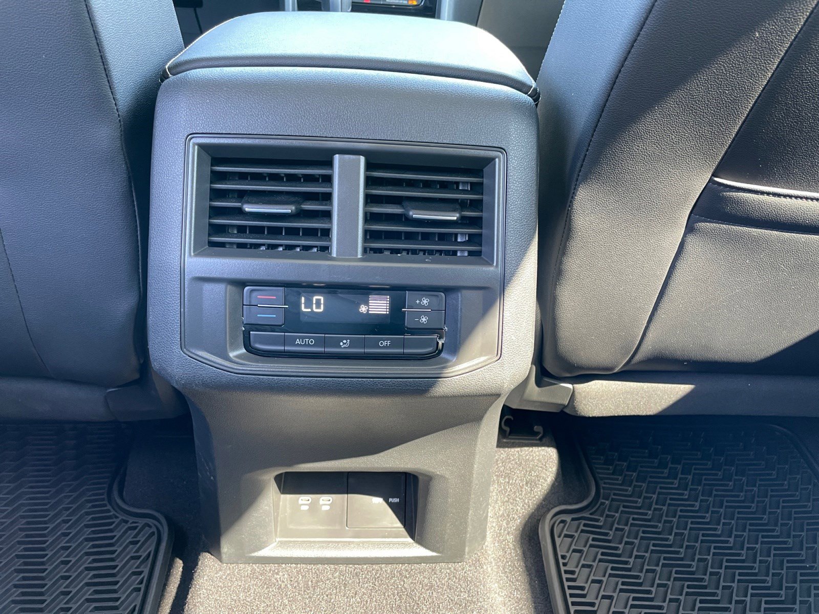 Used 2023 Volkswagen Atlas SEL image 17