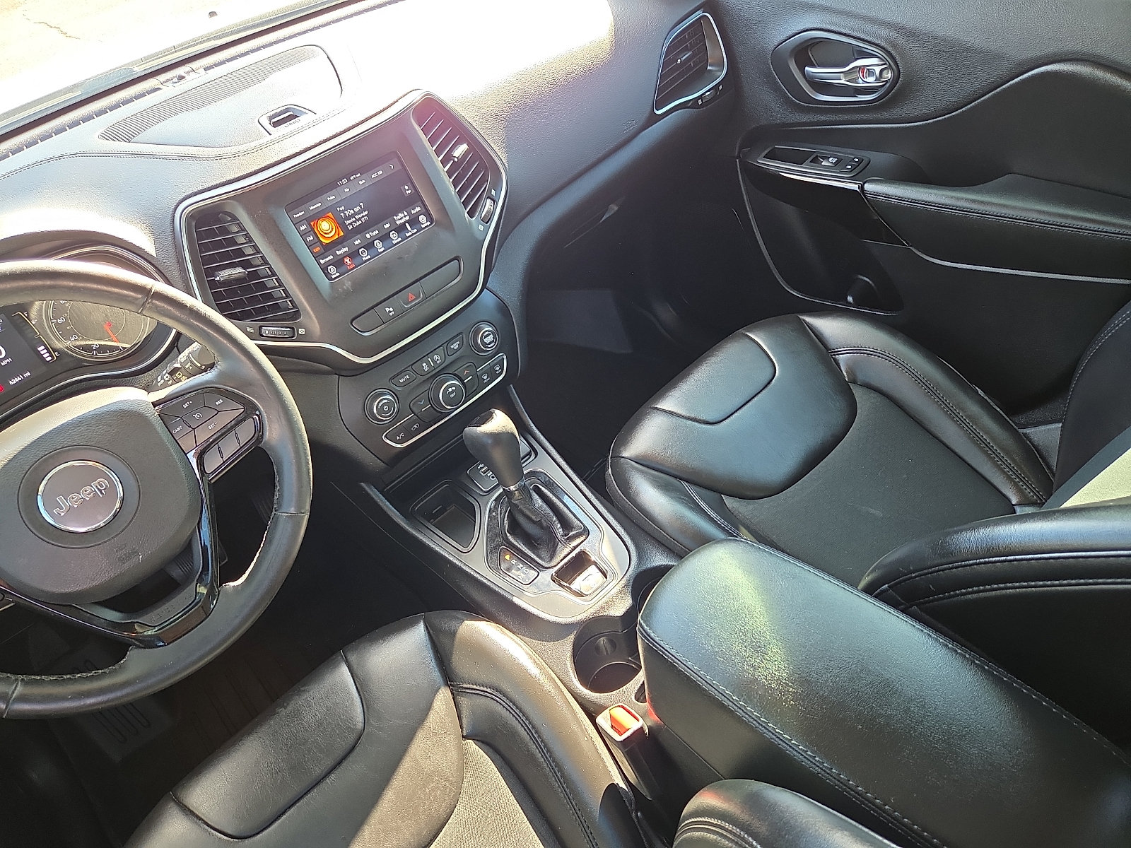 Used 2019 Jeep Cherokee Latitude Plus FWD image 12