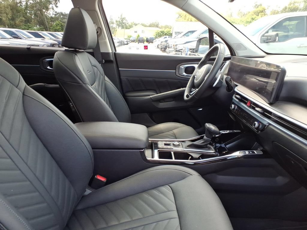 Used 2025 Kia Sorento SX AWD/4WD image 12