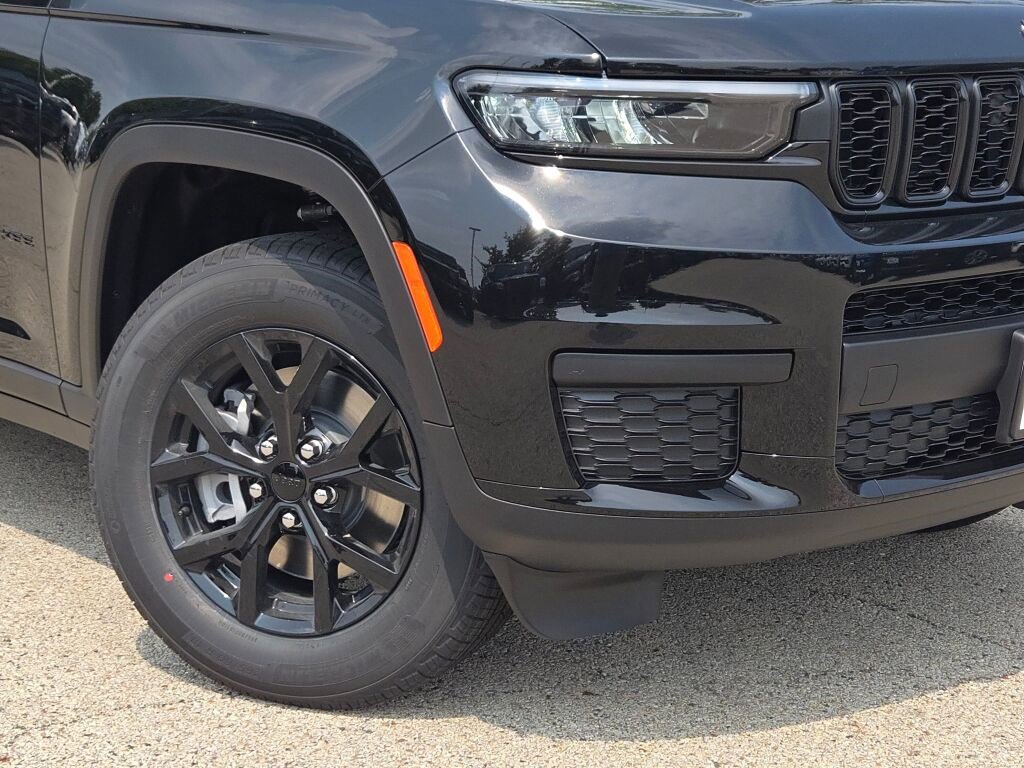 New 2025 Jeep Grand Cherokee L Laredo image 3