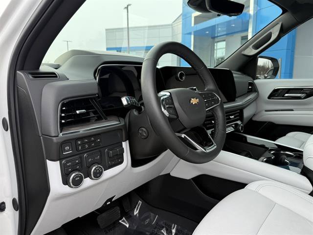 Used 2025 Chevrolet Suburban Premier image 2