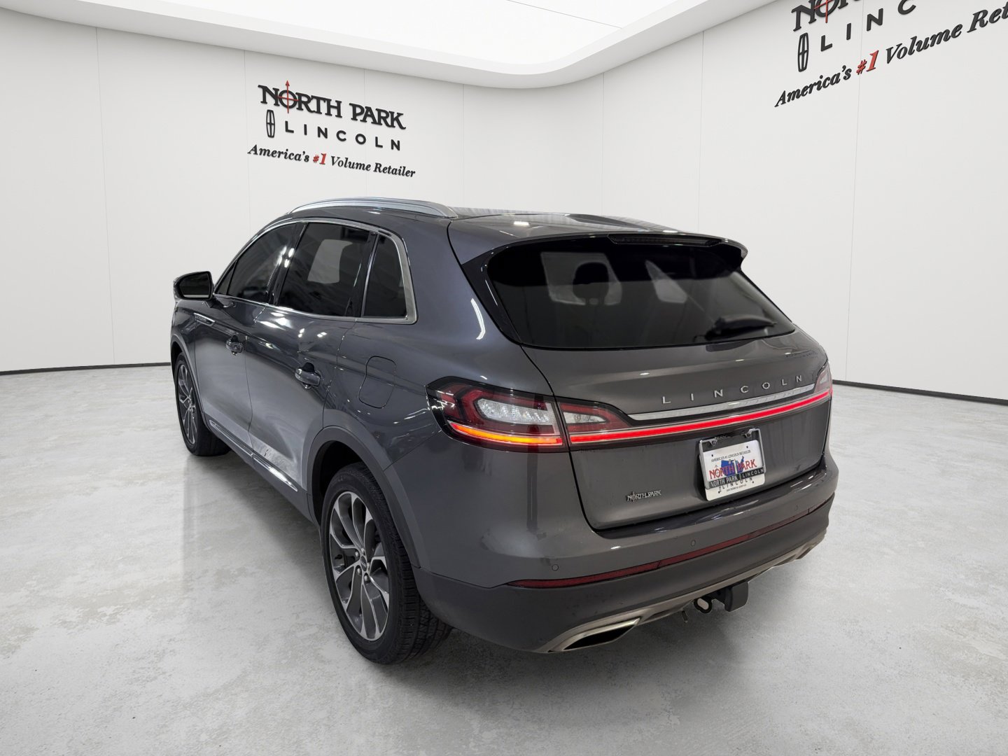 Used 2023 Lincoln Nautilus Reserve w/ Class II Trailer Tow Package AWD/4WD image 3