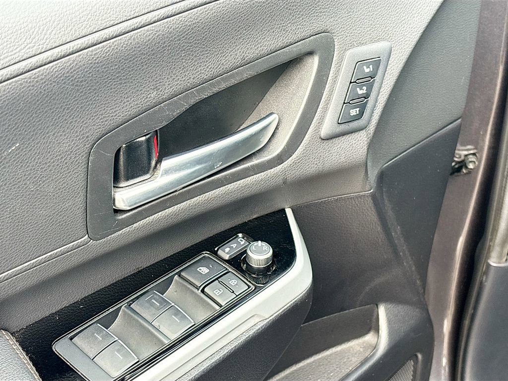 Used 2025 Toyota Sienna Limited image 18