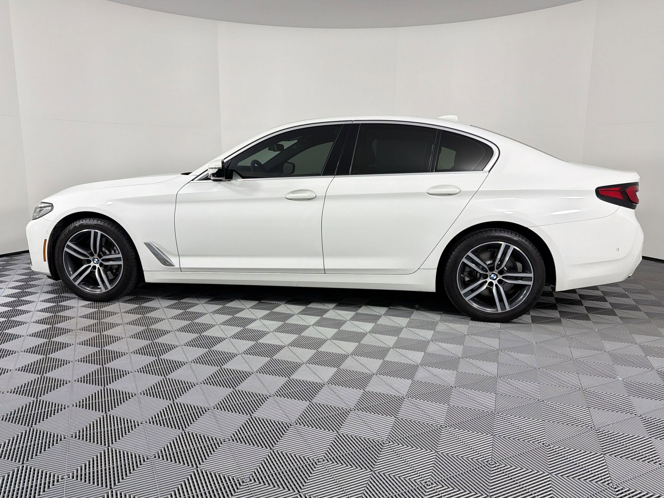 Used 2021 BMW 530i w/ Premium Package RWD image 2