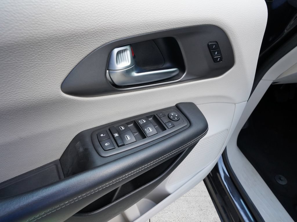 Used 2023 Chrysler Pacifica Touring-L FWD image 16