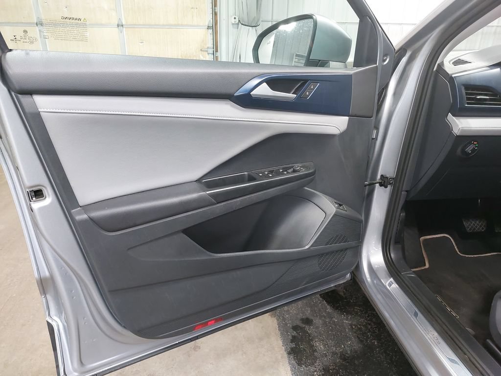 Used 2023 Volkswagen Taos SE w/ Panoramic Sunroof Package AWD/4WD image 27
