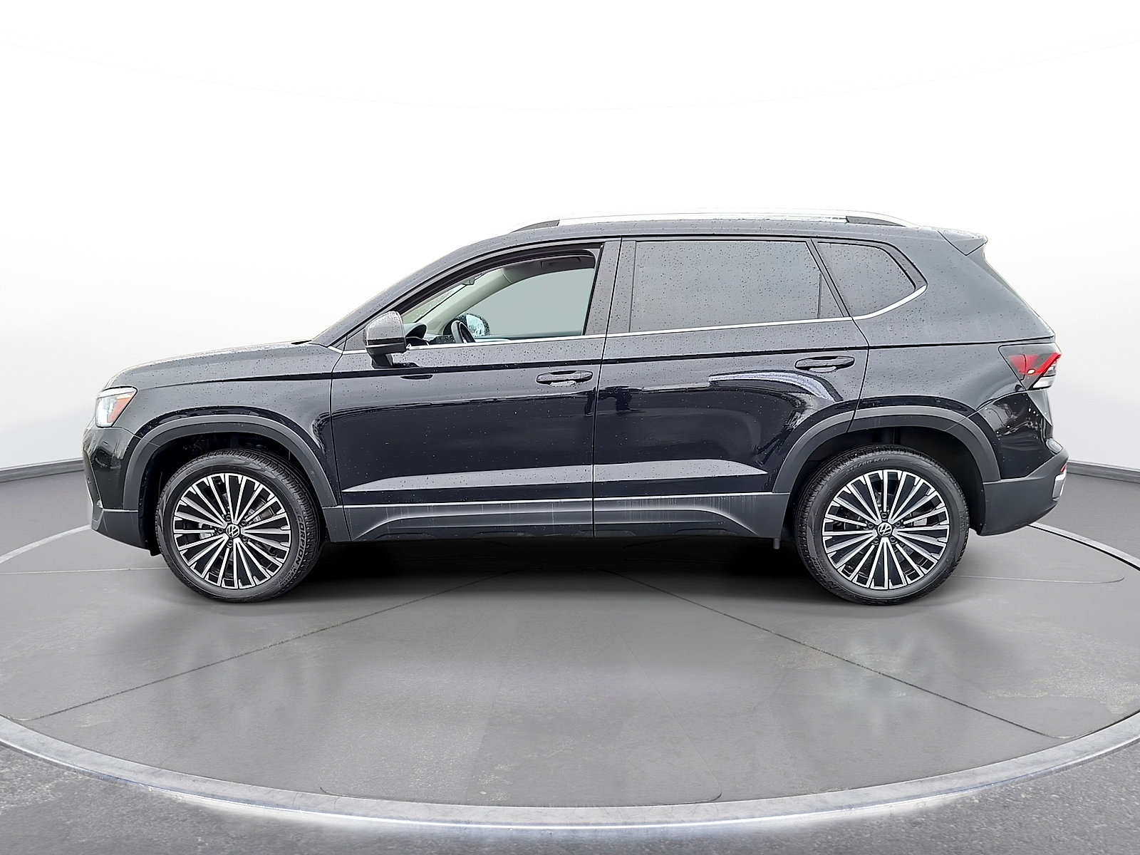 Used 2025 Volkswagen Taos SE FWD image 5