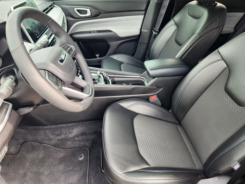 Used 2025 Jeep Compass Latitude AWD/4WD image 13