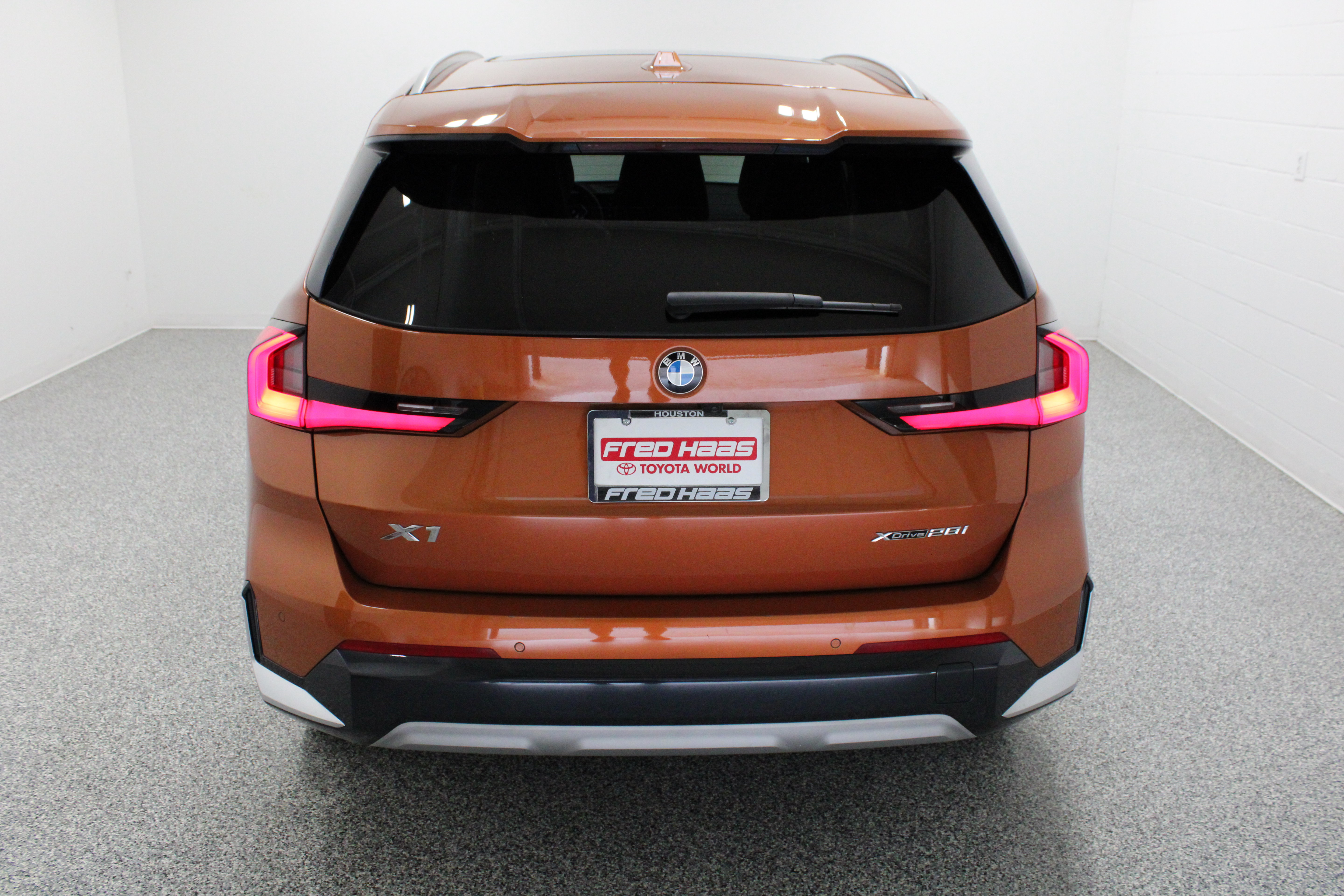 Used 2025 BMW X1 xDrive28i w/ Technology Package AWD/4WD image 8