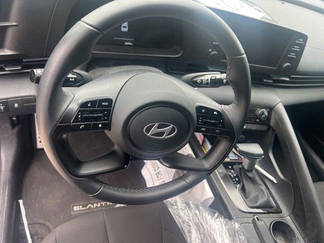 Used 2025 Hyundai Elantra Sport FWD image 3